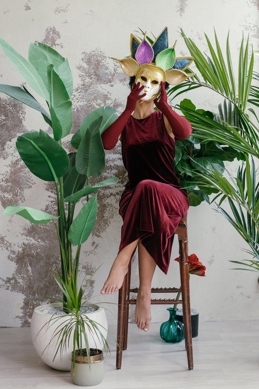 Exploring the discrepancy between online persona and real-life identity